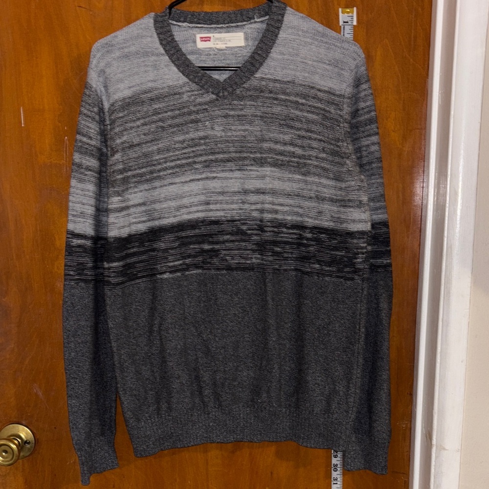 Levi's Men's V-Neck Sweater in Gray Gradient